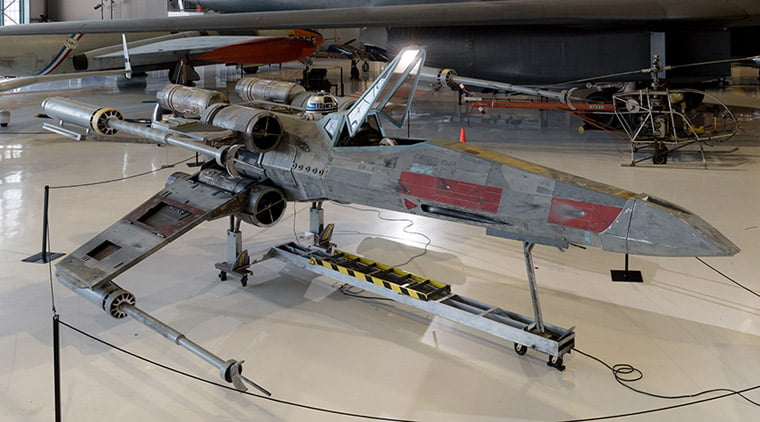 スター ウォーズファン必見 158万個のレゴで作られた実物大の戦闘機 Xウイング