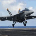 カタパルトは不要、F/A-18E/Fは空母から｢スキージャンプ方式｣で発艦可能