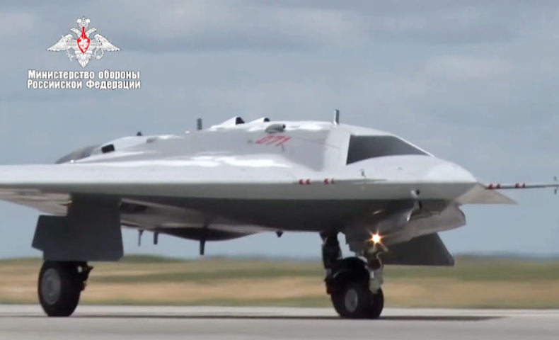 ロシア 無人戦闘機 S 70オホートニク 初飛行映像をyoutubeで公開