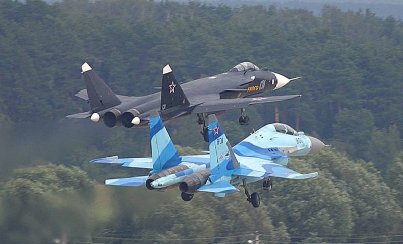 粋なサプライズ演出 ロシア航空ショーに伝説の戦闘機 Su 47 が登場