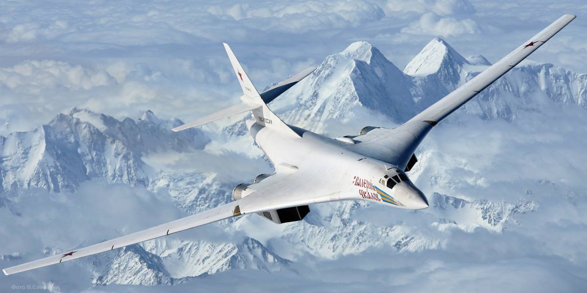 可変翼機の白鳥が空を飛ぶ！ロシア、戦略爆撃機｢Tu-160｣の超カッコいい 