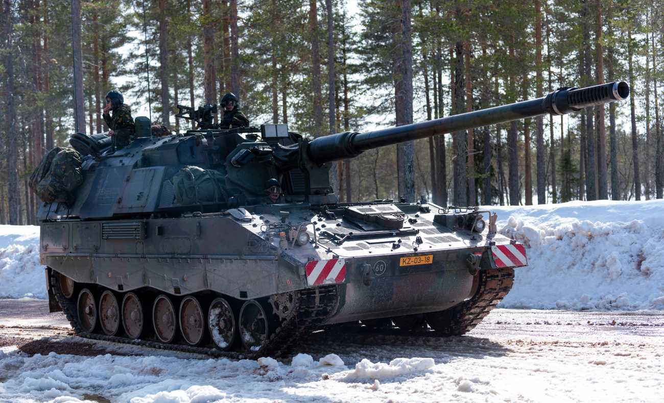 PzH2000_NL.jpg PzH2000_NL.jpg